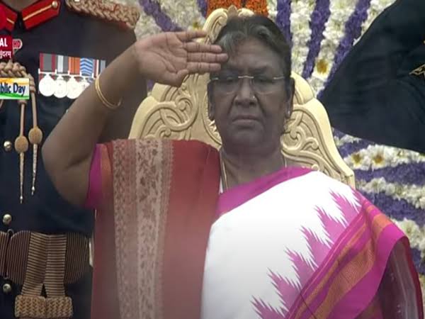 President hoisting the national flag during Republic Day celebrations.